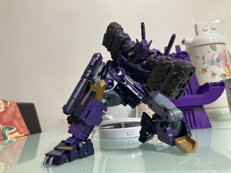  In Hand Image Of Transformers Legacy Evolution IDW Tarn Toy  (2 of 10)